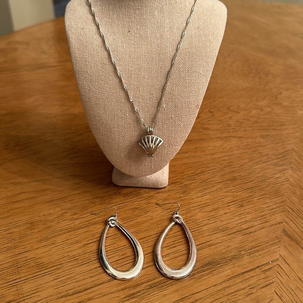 women’s pearl and chain necklace & earrings